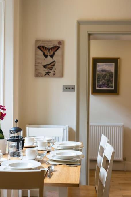 Self Catering , City Centre Apartment With Parking Edinburgh Eksteriør bilde