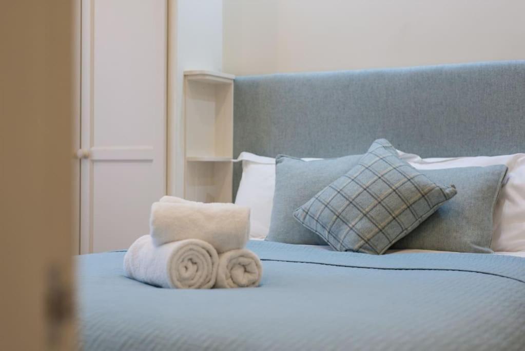 Self Catering , City Centre Apartment With Parking Edinburgh Eksteriør bilde