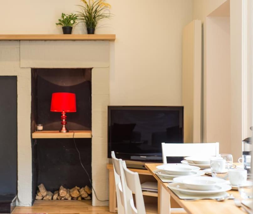 Self Catering , City Centre Apartment With Parking Edinburgh Eksteriør bilde